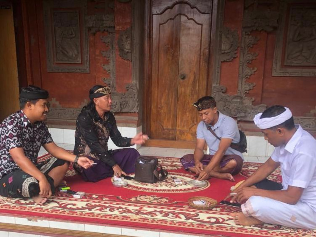 Perbekel Petang Menghadiri Acara Piodalan Mejabejero di Merajan Rumah I Nyoman Enteg Budiawan